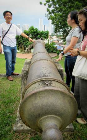 The Z-VOC-M cypher on this late 18th-century Dutch cannon